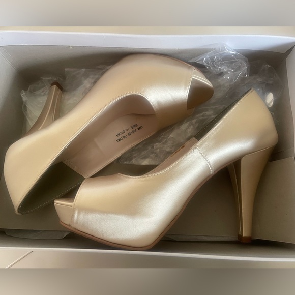 David’s Bridal: dyeable platform peep toe shoe, size 6.5M, color- champagne - Picture 1 of 3
